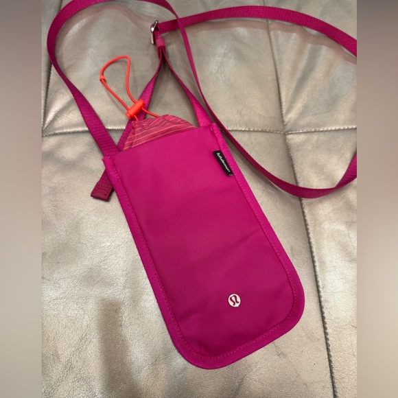 LULULEMON DRAW CORD TOP CINCH CROSSBODY BAG HOT PINK - Picture 4 of 4